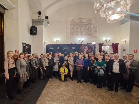 Seniorzy z Fajsławic w Teatrze im. Juliusza Osterwy na spektaklu "JEANNE".