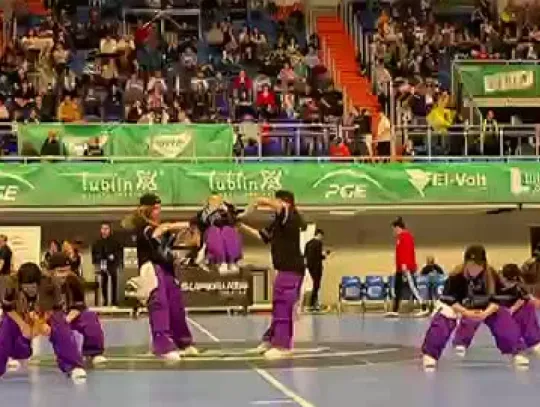 Tancerze GOK Fajsławice na parkiecie hali Globus w Lublinie Tancerze GOK Fajsławice na parkiecie hali Globus w Lublinie