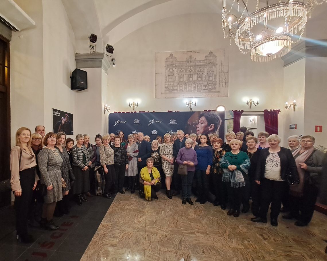 Seniorzy z Fajsławic w Teatrze im. Juliusza Osterwy na spektaklu "JEANNE".